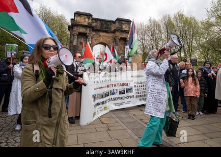 Glasgow, Schottland, Großbritannien. April 2025. Bei einem Protest, der vom Völkermord-Notfallkomitee in Gaza organisiert wurde, marschierten Demonstranten durch das Stadtzentrum von Glasgow Green. Die Demonstration wurde aufgerufen, um gegen Israels Verhalten im Gaza-Krieg zu protestieren. Credit: Cameron Scott/ZUMA Press Wire/ZUMA Wire/Alamy Live News Credit: ZUMA Press, Inc./Alamy Live News Stockfoto