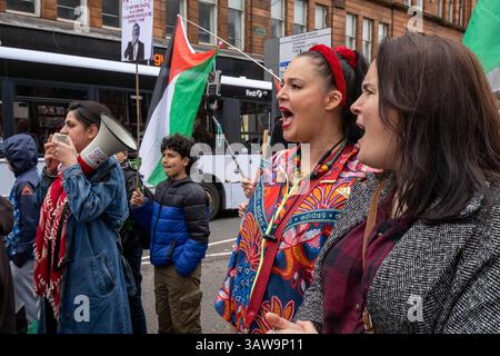 Glasgow, Schottland, Großbritannien. April 2025. Bei einem Protest, der vom Völkermord-Notfallkomitee in Gaza organisiert wurde, marschierten Demonstranten durch das Stadtzentrum von Glasgow Green. Die Demonstration wurde aufgerufen, um gegen Israels Verhalten im Gaza-Krieg zu protestieren. Credit: Cameron Scott/ZUMA Press Wire/ZUMA Wire/Alamy Live News Credit: ZUMA Press, Inc./Alamy Live News Stockfoto