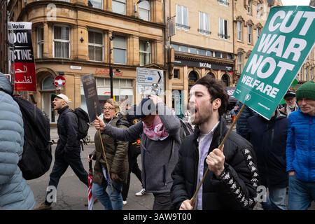 Glasgow, Schottland, Großbritannien. April 2025. Bei einem Protest, der vom Völkermord-Notfallkomitee in Gaza organisiert wurde, marschierten Demonstranten durch das Stadtzentrum von Glasgow Green. Die Demonstration wurde aufgerufen, um gegen Israels Verhalten im Gaza-Krieg zu protestieren. Credit: Cameron Scott/ZUMA Press Wire/ZUMA Wire/Alamy Live News Credit: ZUMA Press, Inc./Alamy Live News Stockfoto