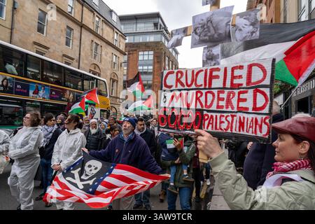Glasgow, Schottland, Großbritannien. April 2025. Bei einem Protest, der vom Völkermord-Notfallkomitee in Gaza organisiert wurde, marschierten Demonstranten durch das Stadtzentrum von Glasgow Green. Die Demonstration wurde aufgerufen, um gegen Israels Verhalten im Gaza-Krieg zu protestieren. Credit: Cameron Scott/ZUMA Press Wire/ZUMA Wire/Alamy Live News Credit: ZUMA Press, Inc./Alamy Live News Stockfoto
