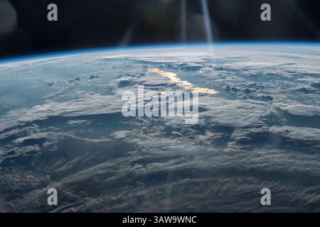 9. Juni 2016 - Kasachstan - dieses atemberaubende Bild der Erde, das die Expedition 47 am 31. Mai 2016 von der Internationalen Raumstation aufgenommen hat, blickt vom Nordwesten Chinas auf den Boden in den Osten Kasachstans. Der große See in Kasachstan mit goldenem Sonnenschein ist der halbmondförmige Balchash-See, der zweitgrößte See in Zentralasien. Der Balchash-See liegt in der Balchash-Alakol-Depression im Südosten Kasachstans und erstreckt sich über 7.115 Quadratkilometer. (Kreditbild: © NASA/ZUMAPRESS.com) Stockfoto