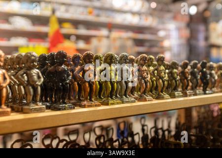 Manneken Pis Souvenirs im Schaufenster, Brüssel, Belgien Stockfoto