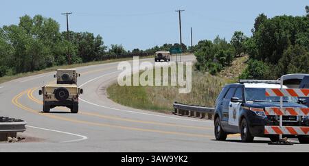 21. Juni 2016 – Albuquerque, NM, USA – Ein kleiner Konvoi von Fahrzeugen der NM National Guard fährt in Richtung Escabosa, da einige der Evakuierten am Dienstag in der Nähe des Hundeschofes nach Hause zurückkehren durften. Dienstag, 21. Juni 2016. (Bild: © Jim Thompson/Albuquerque Journal via ZUMA Wire) Stockfoto