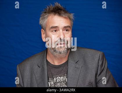 3. November 2011: Hollywood, Kalifornien, USA: LUC BESSON des Films „die Dame“ in Hollywood. Luc Besson (* 18. März 1959) ist ein französischer Filmregisseur, Drehbuchautor und Produzent. Er führte Regie und produzierte die Filme Subway (1985), The Big Blue (1988) und Nikita (1990). Besson ist bekannt für seinen unverwechselbaren Filmstil und wird mit der Bewegung, die Filmkritiker Cinema du Look nennen, in Verbindung gebracht. Für seine Filme Leon: Der Profi und der Messenger: Die Geschichte von Joan of Arc wurde er für den Cesar Award für den besten Regisseur und den besten Film nominiert. Er gewann den Titel Best Director und Best French Direct Stockfoto