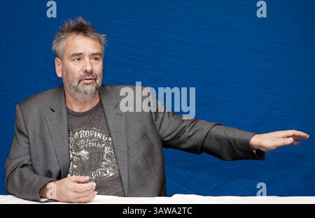 3. November 2011: Hollywood, Kalifornien, USA: LUC BESSON des Films „die Dame“ in Hollywood. Luc Besson (* 18. März 1959) ist ein französischer Filmregisseur, Drehbuchautor und Produzent. Er führte Regie und produzierte die Filme Subway (1985), The Big Blue (1988) und Nikita (1990). Besson ist bekannt für seinen unverwechselbaren Filmstil und wird mit der Bewegung, die Filmkritiker Cinema du Look nennen, in Verbindung gebracht. Für seine Filme Leon: Der Profi und der Messenger: Die Geschichte von Joan of Arc wurde er für den Cesar Award für den besten Regisseur und den besten Film nominiert. Er gewann den Titel Best Director und Best French Direct Stockfoto