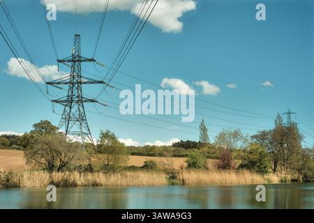 Ein Pylon und ein Stromkabel, Teil des britischen National Grid, das 400.000 Volt über die Landschaft und das Ackerland in Dorset transportiert. Stockfoto