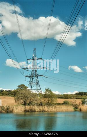 Ein Pylon und ein Stromkabel, Teil des britischen National Grid, das 400.000 Volt über die Landschaft und das Ackerland in Dorset transportiert. Stockfoto