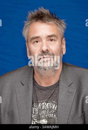 3. November 2011: Hollywood, Kalifornien, USA: LUC BESSON des Films „die Dame“ in Hollywood. Luc Besson (* 18. März 1959) ist ein französischer Filmregisseur, Drehbuchautor und Produzent. Er führte Regie und produzierte die Filme Subway (1985), The Big Blue (1988) und Nikita (1990). Besson ist bekannt für seinen unverwechselbaren Filmstil und wird mit der Bewegung, die Filmkritiker Cinema du Look nennen, in Verbindung gebracht. Für seine Filme Leon: Der Profi und der Messenger: Die Geschichte von Joan of Arc wurde er für den Cesar Award für den besten Regisseur und den besten Film nominiert. Er gewann den Titel Best Director und Best French Direct Stockfoto