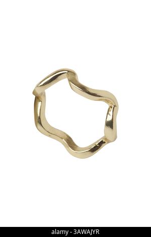 Eleganter Goldring mit unregelmäßiger Form auf weißem Hintergrund. Dieses minimalistische Schmuckstilleben fängt die Moderne ein Stockfoto