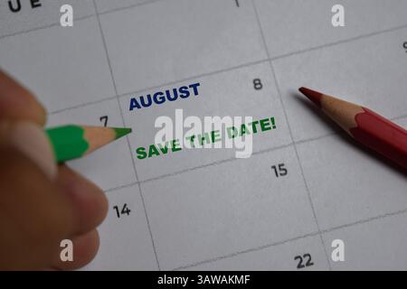 August. Beim Schreiben von Text wird das Datum am Kalenderdatum gespeichert. Speichern Sie das Datum. Tag des Jahres-Konzept. Stockfoto