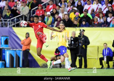 Sonntag, 12. Juni 2016: Peru-Stürmer Andy Polo (8) und Brasilien-Verteidiger Filipe Luis (6) im Spiel der Copa America Centenario 2016 zwischen Brasilien und Peru im Gillette Stadium in Foxborough Massachusetts. Peru besiegt Brasilien mit 1:0. Eric Canha/CSM(Bild: © Eric Canha/CSM via ZUMA Wire) Stockfoto