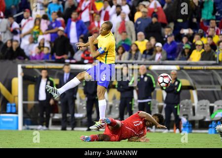 Sonntag, 12. Juni 2016: Der aus Peru stammende Mittelfeldspieler Renato Tapia (13) fällt auf das Feld, als der brasilianische Verteidiger Miranda (3) während des Copa America Centenario 2016-Spiels zwischen Brasilien und Peru im Gillette Stadium in Foxborough, Massachusetts, den Flug seines Kopfhörers beobachtet. Peru besiegt Brasilien mit 1:0. Eric Canha/CSM(Bild: © Eric Canha/CSM via ZUMA Wire) Stockfoto