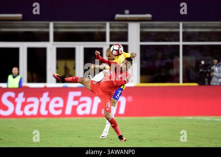 Sonntag, den 12. Juni 2016: Peru-Mittelfeldspieler Christian Cueva (10) und Brasilien-Verteidiger Dani Alves (2) kämpfen um den Ball während des Copa America Centenario 2016-Spiels zwischen Brasilien und Peru im Gillette Stadium in Foxborough, Massachusetts. Peru besiegt Brasilien mit 1:0. Eric Canha/CSM(Bild: © Eric Canha/CSM via ZUMA Wire) Stockfoto