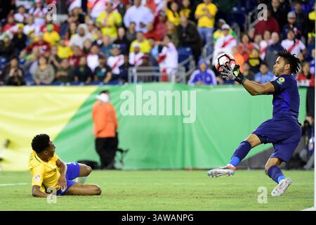 Sonntag, den 12. Juni 2016: Peru-Torhüter Pedro Gallese (1) stoppt einen Schuss des brasilianischen Mittelfeldspielers Elias (8) während des Copa America Centenario 2016-Spiels zwischen Brasilien und Peru im Gillette Stadium in Foxborough, Massachusetts. Peru besiegt Brasilien mit 1:0. Eric Canha/CSM(Bild: © Eric Canha/CSM via ZUMA Wire) Stockfoto
