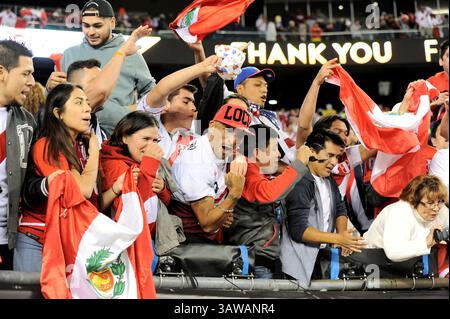 Sonntag, 12. Juni 2016: Fans von Peru feiern während des Copa America Centenario 2016 zwischen Brasilien und Peru im Gillette Stadium in Foxborough, Massachusetts. Peru besiegt Brasilien mit 1:0. Eric Canha/CSM(Bild: © Eric Canha/CSM via ZUMA Wire) Stockfoto