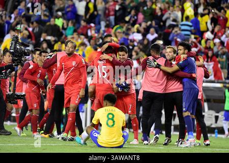 Sonntag, 12. Juni 2016: Der brasilianische Mittelfeldspieler Elias (8) sitzt auf dem Spielfeld, als Peru während des Copa America Centenario 2016-Spiels zwischen Brasilien und Peru im Gillette Stadium in Foxborough, Massachusetts, feiert. Peru besiegt Brasilien mit 1:0. Eric Canha/CSM(Bild: © Eric Canha/CSM via ZUMA Wire) Stockfoto