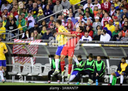 Sonntag, 12. Juni 2016: Peruverteidiger Aldo Corzo (3) und brasilianischer Mittelfeldspieler Lucas Lima (10) im Spiel der Copa America Centenario 2016 zwischen Brasilien und Peru im Gillette Stadium in Foxborough Massachusetts. Peru besiegt Brasilien mit 1:0. Eric Canha/CSM(Bild: © Eric Canha/CSM via ZUMA Wire) Stockfoto