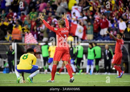 Sonntag, 12. Juni 2016: Der peruanische Verteidiger Alberto Rodriguez (2) feiert am Ende des Copa America Centenario 2016-Spiels zwischen Brasilien und Peru im Gillette Stadium in Foxborough, Massachusetts. Peru besiegt Brasilien mit 1:0. Eric Canha/CSM(Bild: © Eric Canha/CSM via ZUMA Wire) Stockfoto