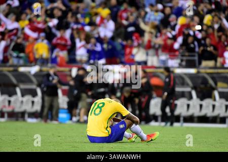 Sonntag, 12. Juni 2016: Der brasilianische Mittelfeldspieler Renato Augusto (18) sitzt am Ende des Copa America Centenario 2016-Spiels zwischen Brasilien und Peru im Gillette Stadium in Foxborough, Massachusetts. Peru besiegt Brasilien mit 1:0. Eric Canha/CSM(Bild: © Eric Canha/CSM via ZUMA Wire) Stockfoto