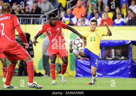 Sonntag, 12. Juni 2016: Peruverteidiger Christian Ramos (15) und brasilianischer Torhüter Diego Alves (12) im Spiel der Copa America Centenario 2016 zwischen Brasilien und Peru im Gillette Stadium in Foxborough Massachusetts. Peru besiegt Brasilien mit 1:0. Eric Canha/CSM(Bild: © Eric Canha/CSM via ZUMA Wire) Stockfoto