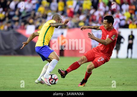 Sonntag, 12. Juni 2016: Der brasilianische Verteidiger Dani Alves (2) und der peruanische Verteidiger Yoshimar Yotun (19) spielen während des Copa America Centenario 2016-Spiels zwischen Brasilien und Peru im Gillette Stadium in Foxborough, Massachusetts. Peru besiegt Brasilien mit 1:0. Eric Canha/CSM(Bild: © Eric Canha/CSM via ZUMA Wire) Stockfoto