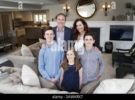Mai 2016 - Edina, MN, USA - Familie Anselmo, von links: Andrew, 15, Ali, 12, Aidan, 14, mit den Eltern Dario und Jeanne posieren für ein Porträt am 16. Mai 2016 in ihrem Haus in Edina, Minn. (Foto: © Carlos Gonzalez/TNS via ZUMA Wire) Stockfoto