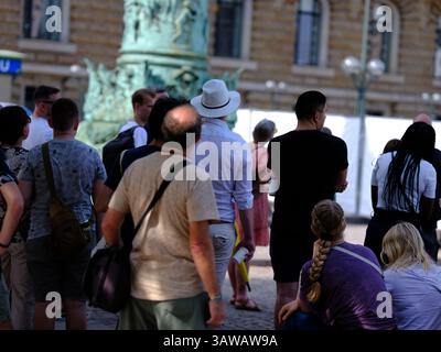Hamburg, Hamburg, Deutschland. August 2022. Blick auf die urbane Straße im Zentrum Hamburgs. Ein Reiseleiter führt eine Gruppe ausländischer Touristen. Stockfoto