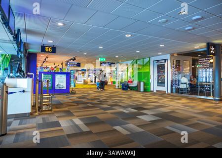 Innenansicht des modernen Flughafenterminals Arlanda mit Geschäften, Gate-66-Schild, Café und Passagieren. Stockholm. Schweden. Stockfoto