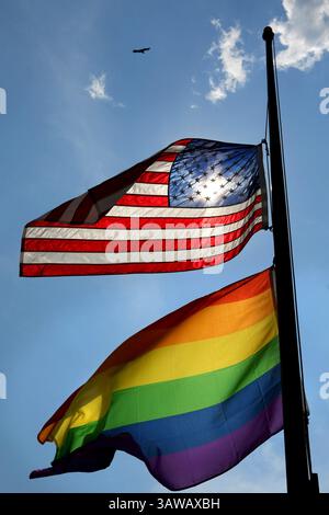 13. Juni 2016 - Orlando, FL, USA - am Montag, 13. Juni 2016 in Orlando fliegen die amerikanischen und schwulen Stolz-Fahnen auf Halbmast über dem GLBT Community Center in Central Florida. Das Zentrum liegt etwa 6 Meilen vom Pulse Nachtclub entfernt, wo am Sonntag das Massaker stattfand, bei dem mindestens 50 Menschen getötet wurden. (Kreditbild: © Joe Burbank/TNS via ZUMA Wire) Stockfoto