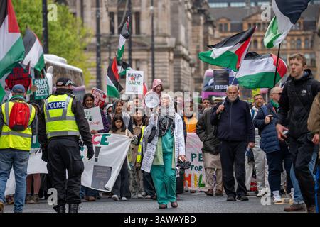 Glasgow Schottland, Großbritannien. April 2025. Gazastreifen Völkermord Notfall Komitee (GGEC) nationale marsch und Kundgebung für Palästina von Glasgow Green zu den Buchanan Steps. Um gegen die fortgesetzte Tötung von Palästinensern in Gaza zu protestieren. Richard Gass/Alamy Live News Stockfoto