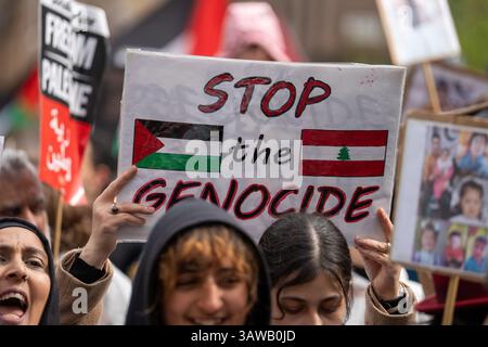 Glasgow Schottland, Großbritannien. April 2025. Gazastreifen Völkermord Notfall Komitee (GGEC) nationale marsch und Kundgebung für Palästina von Glasgow Green zu den Buchanan Steps. Um gegen die fortgesetzte Tötung von Palästinensern in Gaza zu protestieren. Richard Gass/Alamy Live News Stockfoto