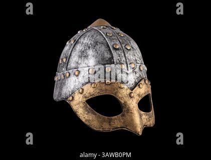 Mittelalterlicher Ritterhelm isoliert auf schwarzem Hintergrund Stockfoto