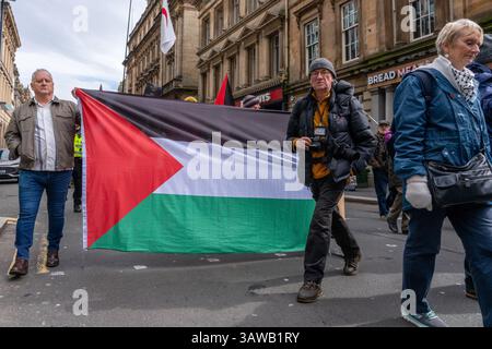 Glasgow Schottland, Großbritannien. April 2025. Gazastreifen Völkermord Notfall Komitee (GGEC) nationale marsch und Kundgebung für Palästina von Glasgow Green zu den Buchanan Steps. Um gegen die fortgesetzte Tötung von Palästinensern in Gaza zu protestieren. Richard Gass/Alamy Live News Stockfoto