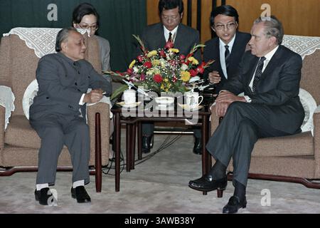 31. Oktober 1989 – Peking, China – der ehemalige US-Präsident Richard M. Nixon trifft sich mit Deng Xiaoping in der Großen Halle des Volkes vom 31. Oktober 1989 in Peking, China. Deng Xiaopings jüngste Tochter Deng Rong sitzt hinter dem Anführer, der als Übersetzer fungiert. (Bild: © Richard Ellis Via ZUMA Wire) Stockfoto