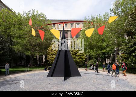 Skulptur Carmen von Alexander Calder aus dem Jahr 1974 im Innenhof des Reina Sofia Museums. Stockfoto