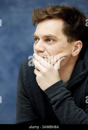 11. März 2010 – Hollywood, Kalifornien, USA – MICHAEL SHANNON wirbt für „The Runaways“ (2010). Michael Corbett Shannon (* 7. August 1974) ist ein US-amerikanischer Schauspieler und Musiker. Shannon erhielt erstmals Aufmerksamkeit für seinen Auftritt in der 8 Mile 2002, wo er den Freund von Eminems Mutter, gespielt von Kim Basinger, porträtierte. 2008 wurde er für den Academy Award als bester Nebendarsteller für seine Aufführung in der Revolutionary Road nominiert. Er spielte Nelson Van Alden in der HBO-Serie Boardwalk Empire (2010–2014). Seine Auftritte in dem Film Take Shelter von 2011 führten zu weiteren Entwicklungen Stockfoto