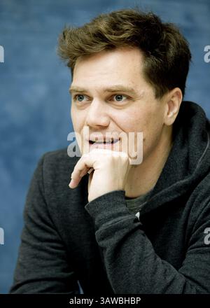 11. März 2010 – Hollywood, Kalifornien, USA – MICHAEL SHANNON wirbt für „The Runaways“ (2010). Michael Corbett Shannon (* 7. August 1974) ist ein US-amerikanischer Schauspieler und Musiker. Shannon erhielt erstmals Aufmerksamkeit für seinen Auftritt in der 8 Mile 2002, wo er den Freund von Eminems Mutter, gespielt von Kim Basinger, porträtierte. 2008 wurde er für den Academy Award als bester Nebendarsteller für seine Aufführung in der Revolutionary Road nominiert. Er spielte Nelson Van Alden in der HBO-Serie Boardwalk Empire (2010–2014). Seine Auftritte in dem Film Take Shelter von 2011 führten zu weiteren Entwicklungen Stockfoto