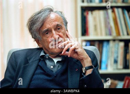 ELIE WIESEL (* 30. September 1928 bis 2. Juli 2016), geboren in Rumänien, war eine jüdische Schriftstellerin, Professorin, politische Aktivistin, Holocaust-Überlebende und Nobelpreisträger. Er war Autor von 57 Büchern, darunter „Night“, ein Werk, das auf seinen Erfahrungen als Gefangener in den Konzentrationslagern Auschwitz, Buna und Buchenwald basiert, und er war Andrew Mellon Professor für Geisteswissenschaften an der Boston University. Wiesel erhielt 1986 den Friedensnobelpreis. ABBILDUNG: 21. Januar 1998 – St. Petersburg, Florida, USA – Autorin ELIE WIESEL am Eckerd College. (Bild: Tampa Bay Times via ZUMA Wir Stockfoto