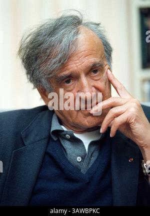ELIE WIESEL (* 30. September 1928 bis 2. Juli 2016), geboren in Rumänien, war eine jüdische Schriftstellerin, Professorin, politische Aktivistin, Holocaust-Überlebende und Nobelpreisträger. Er war Autor von 57 Büchern, darunter „Night“, ein Werk, das auf seinen Erfahrungen als Gefangener in den Konzentrationslagern Auschwitz, Buna und Buchenwald basiert, und er war Andrew Mellon Professor für Geisteswissenschaften an der Boston University. Wiesel erhielt 1986 den Friedensnobelpreis. ABBILDUNG: 21. Januar 1998 – St. Petersburg, Florida, USA – Autorin ELIE WIESEL am Eckerd College. (Bild: Tampa Bay Times via ZUMA Wir Stockfoto