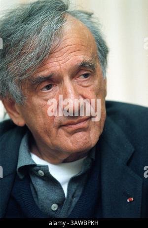 ELIE WIESEL (* 30. September 1928 bis 2. Juli 2016), geboren in Rumänien, war eine jüdische Schriftstellerin, Professorin, politische Aktivistin, Holocaust-Überlebende und Nobelpreisträger. Er war Autor von 57 Büchern, darunter „Night“, ein Werk, das auf seinen Erfahrungen als Gefangener in den Konzentrationslagern Auschwitz, Buna und Buchenwald basiert, und er war Andrew Mellon Professor für Geisteswissenschaften an der Boston University. Wiesel erhielt 1986 den Friedensnobelpreis. ABBILDUNG: 21. Januar 1998 – St. Petersburg, Florida, USA – Autorin ELIE WIESEL am Eckerd College. (Bild: Tampa Bay Times via ZUMA Wir Stockfoto