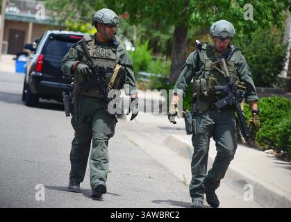 30. Juni 2016 - Albuquerque, NEW MEXICO, USA - 062916. Zwei Polizeibeamte der New Mexico State Police Tactical Team begeben sich auf den Weg zum Schauplatz einer Staffelung im Block 11000 von Towner NE, nachdem ein mutmaßlicher Autodieb vor Offizieren geflohen ist und sich in einer Wohnung verbarrikadiert hat. Der 28-jährige Robert Cass wurde in Gewahrsam genommen. Fotografiert am Donnerstag, 30. Juni 2016. Adolphe Pierre-Louis/JOURNAL. (Foto: © Adolphe Pierre-Louis/Albuquerque Journal via ZUMA Wire) Stockfoto