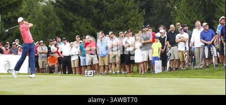 1. Juli 2016 - Akron, OH, USA - Golf-Fans beobachten die Fahrt von Jordan Spieth über das vierte Fairway während der zweiten Runde des Bridgestone Invitational at Firestone Country Club Freitag, 1. Juli 2016 in Akron, Ohio. (Kreditbild: © Karen Schiely/TNS via ZUMA Wire) Stockfoto