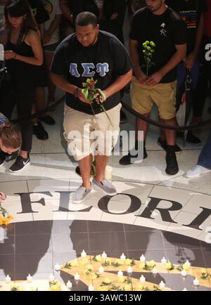 14. Juni 2016 - Orlando, FL, USA - Studenten platzieren Blumen während einer Mahnwache an der University of Central Florida in Orlando, Florida, am Dienstag, den 14. Juni 2016. zu Ehren der ermordeten Opfer der Pulse-Nachtclub-Schießerei. (Bild: © Stephen M. Dowell/TNS via ZUMA Wire) Stockfoto
