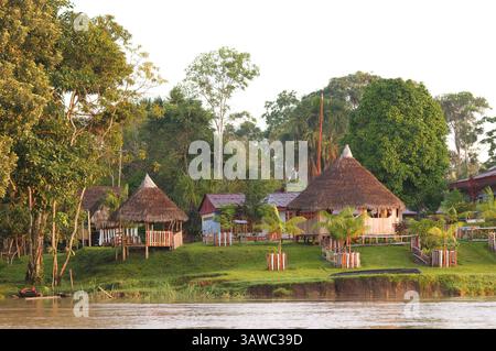 8. März 2016 - Peru - Amazonas-Regenwald: Expedition mit dem Boot entlang des Amazonas bei Iquitos, Loreto, Peru. Auf einem der Zuflüsse des Amazonas nach Iquitos, etwa 40 km in der Nähe der Stadt Indiana. Kleine Hütten am Rande eines der Wohlstände des Amazonasflusses (Credit Image: © Sergi Reboredo/ZUMA Wire/ZUMAPRESS.com) Stockfoto