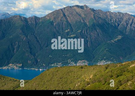 Die Wanderung hinunter vom Gambarogno mit Blick auf den Lago Maggiore und hinüber zum Piemont, Italien und Tessin, schweizerische Seite des Sees, Italien Stockfoto