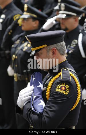 15. Juli 2016 - Plano, TX, USA - Ein Mitglied der DPD Honor Guard hält die amerikanische Flagge während der Beerdigung des Polizisten Michael Krol, einer von fünf Polizisten, die letzte Woche in einem Hinterhalt erschossen wurden, in der Prestonwood Baptist Church am 15. Juli 2016 in Plano, Texas. (Bild: © Paul Moseley/TNS via ZUMA Wire) Stockfoto