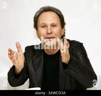 28. Februar 2006 - Hollywood, Kalifornien, USA - Billy Crystal, der seine neue Stand-Up-Routine, die Billy Crystal Show, am 28. Februar 2006 im Beverly Hills Hotel in Beverly Hills, KALIFORNIEN, vorstellt.*NEIN ITALIEN* KEINE SKIN MAGS/BOULEVARDBLÄTTER*. KEINE VERKÄUFE in den USA BIS 28. MAI 2006 (Kreditbild: © Armando Gallo/ZUMA Studio) Stockfoto