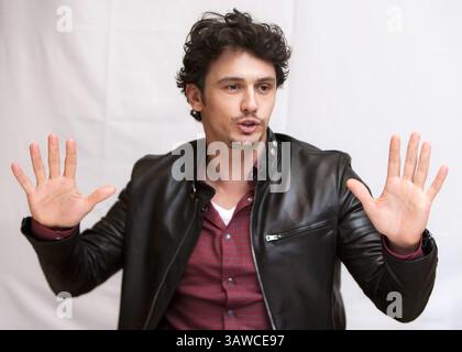 31. Juli 2011 – Hollywood, Kalifornien, USA – JAMES FRANCO wirbt für den Film „Rise of the Planet of the Affen“. James Edward Franco (* 19. April 1978) ist ein US-amerikanischer Schauspieler und Filmemacher. Seine erste Hauptrolle war Daniel Desario in der kurzlebigen Fernsehserie Freaks and Geeks. Später spielte er die Titelfigur in dem TV-Biographiefilm James Dean (2001), für den er einen Golden Globe Award gewann. Für seine Rolle in 127 Hours (2010) wurde Franco für den Academy Award als bester Schauspieler nominiert. Er ist auch bekannt für seine Rollen in Spider-man, Pineapple Express ( Stockfoto