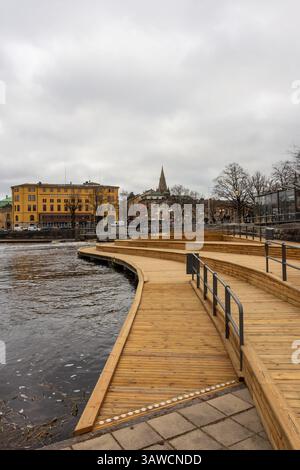 Holzbrücke über die alte Burg von Orebro, Schweden, 5. März 2025 Stockfoto