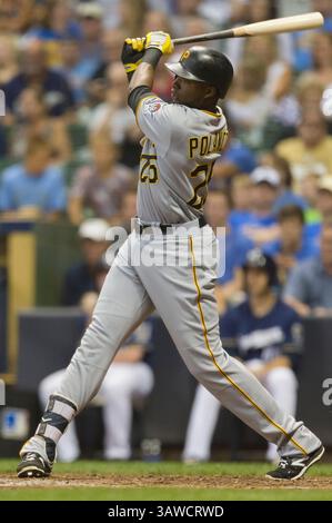 27. August 2016: Der Pittsburgh Pirates Right Fielder Gregory Polanco #25 verdoppelt in drei Runs während des Major League Baseballspiels zwischen den Milwaukee Brewers und den Pittsburgh Pirates im Miller Park in Milwaukee, WI. John Fisher/CSM(Credit Image: &Copy; John Fisher/Cal Sport Media via ZUMA Wire) Stockfoto